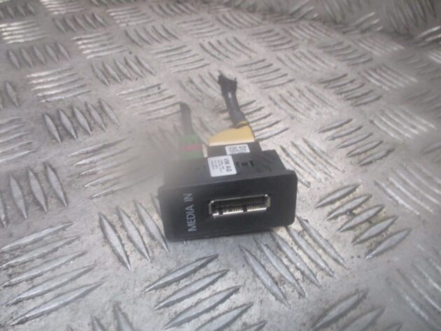 2014 GENUINE VW GOLF MK7 USB MEDIA SOCKET CONNECTION 5G0035736