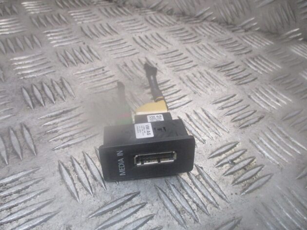 2014 GENUINE VW GOLF MK7 USB MEDIA SOCKET CONNECTION 5G0035736 - Image 2