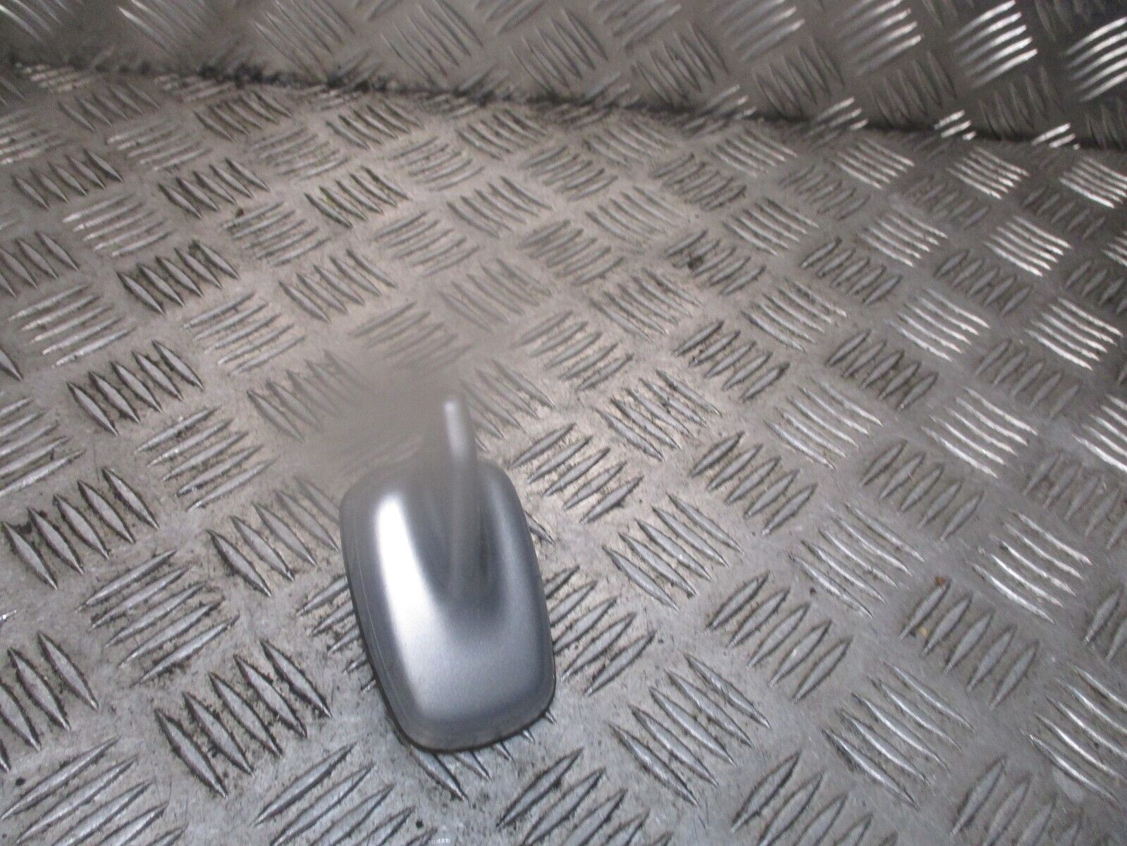 2015 GENUINE AUDI A3 8V REAR AERIAL ROOF ANTENNA SHARK FIN 8V0035503AG - Image 2