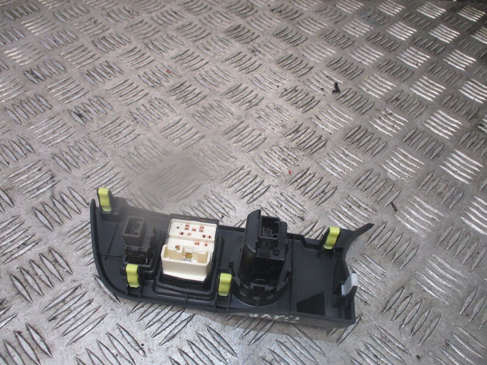 2015 GENUINE TOYOTA YARIS WING MIRROR ADJUSTER & START STOP SWITCH 554460D070 - Image 3