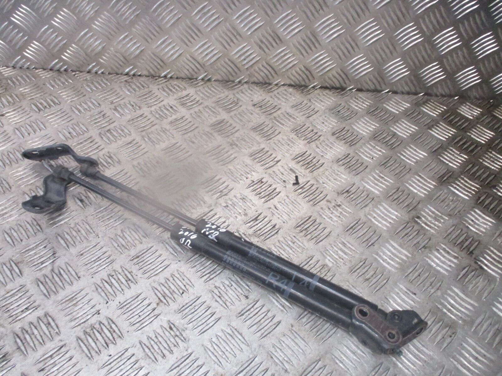 2015 GENUINE TOYOTA YARIS REAR TAILGATE BOOTLID STRUTS 689600W641