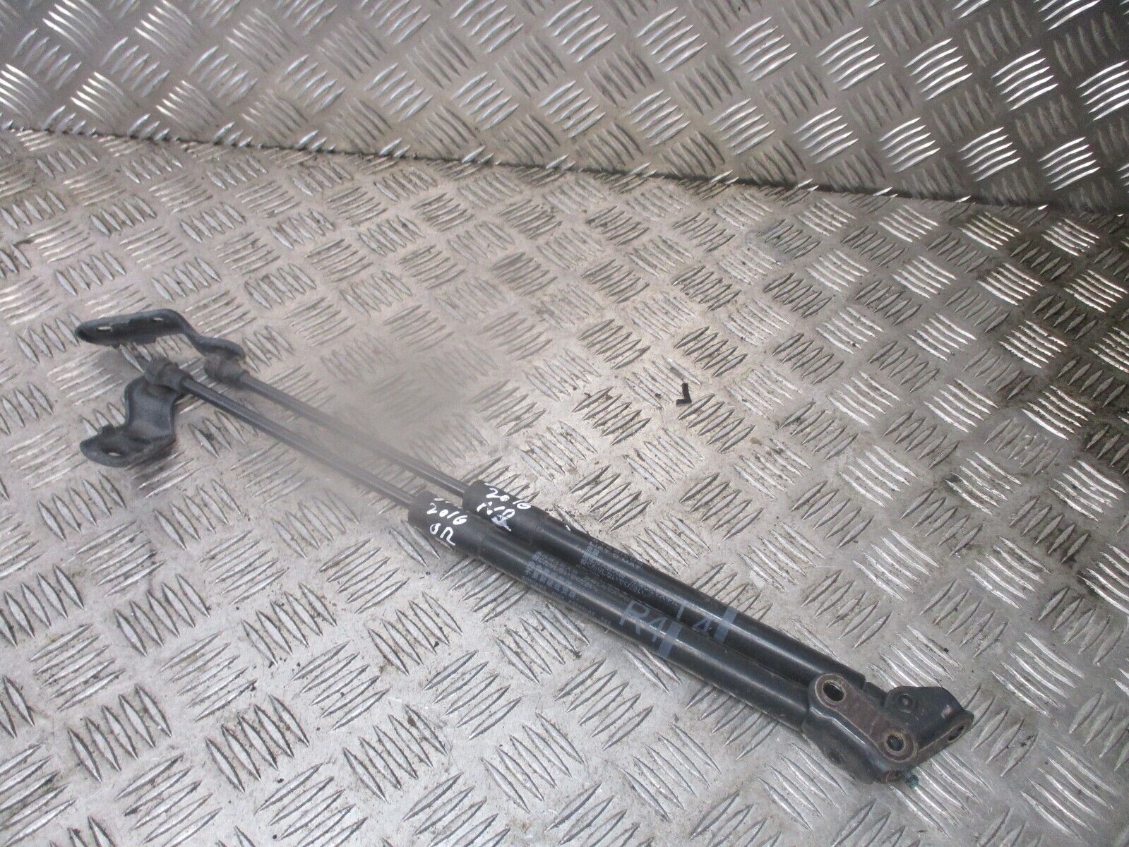 2015 GENUINE TOYOTA YARIS REAR TAILGATE BOOTLID STRUTS 689600W641 - Image 2