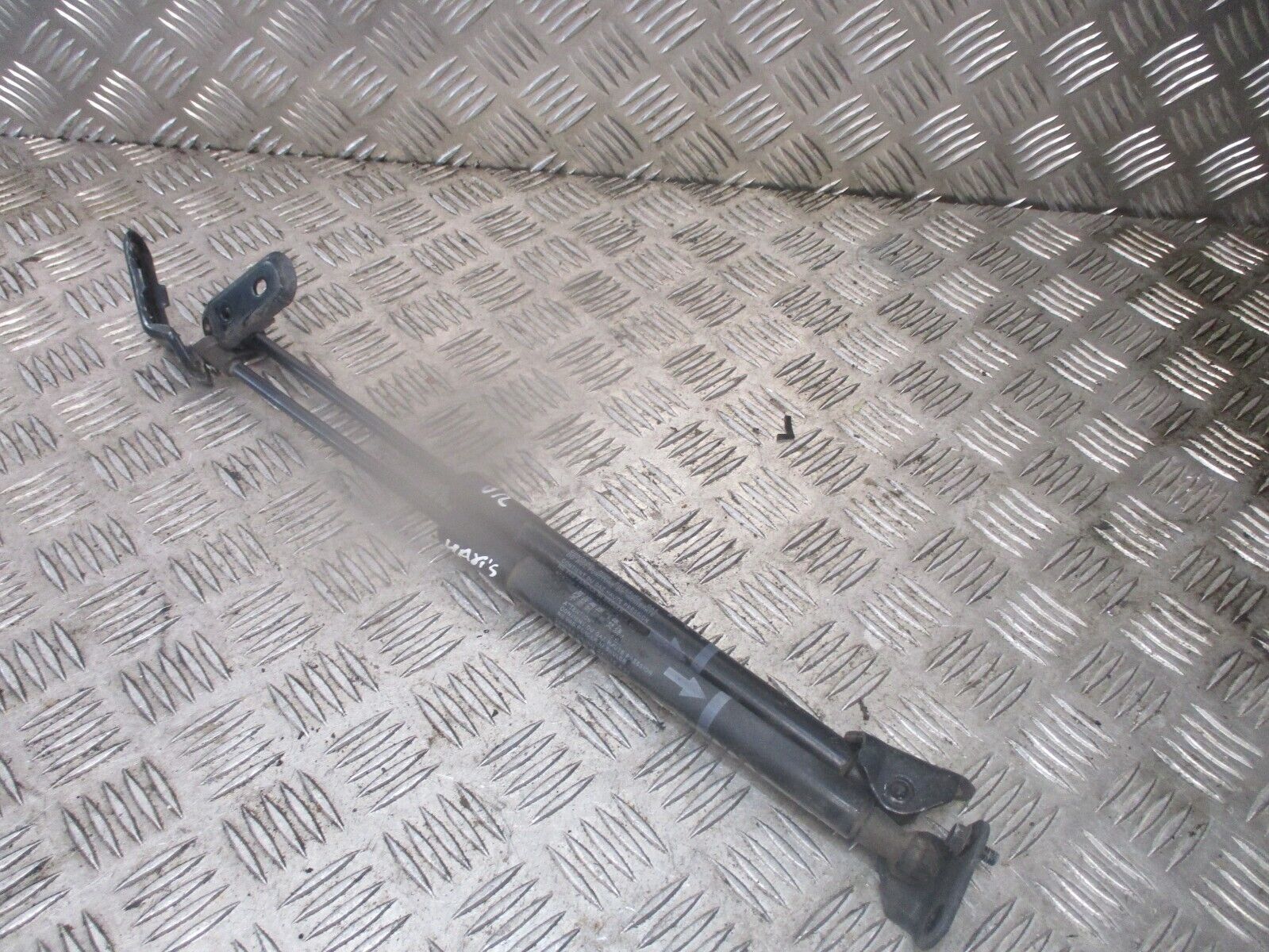 2015 GENUINE TOYOTA YARIS REAR TAILGATE BOOTLID STRUTS 689600W641 - Image 3