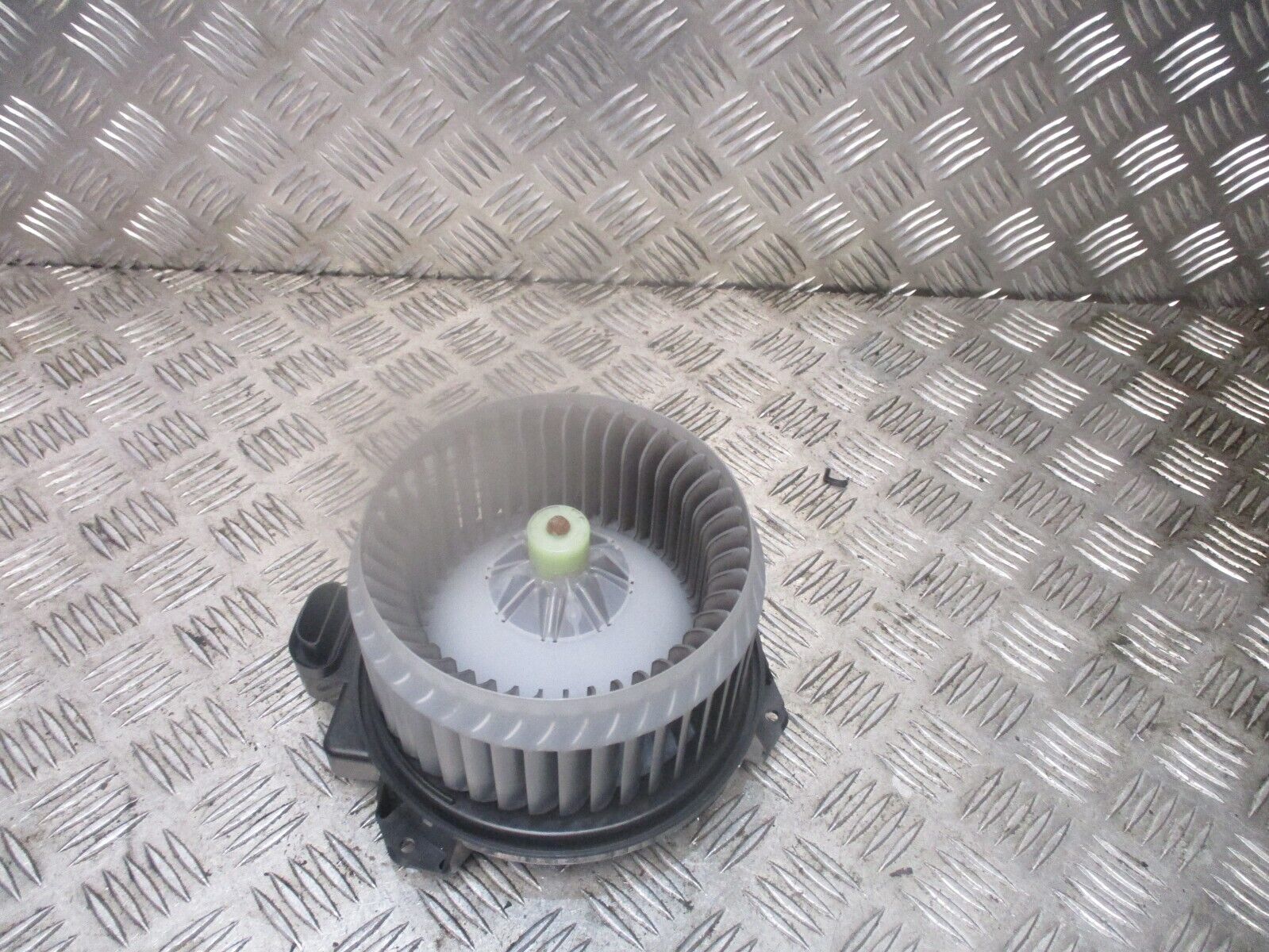 2015 GENUINE TOYOT YARIS HEATER BLOWER MOTOR FAN