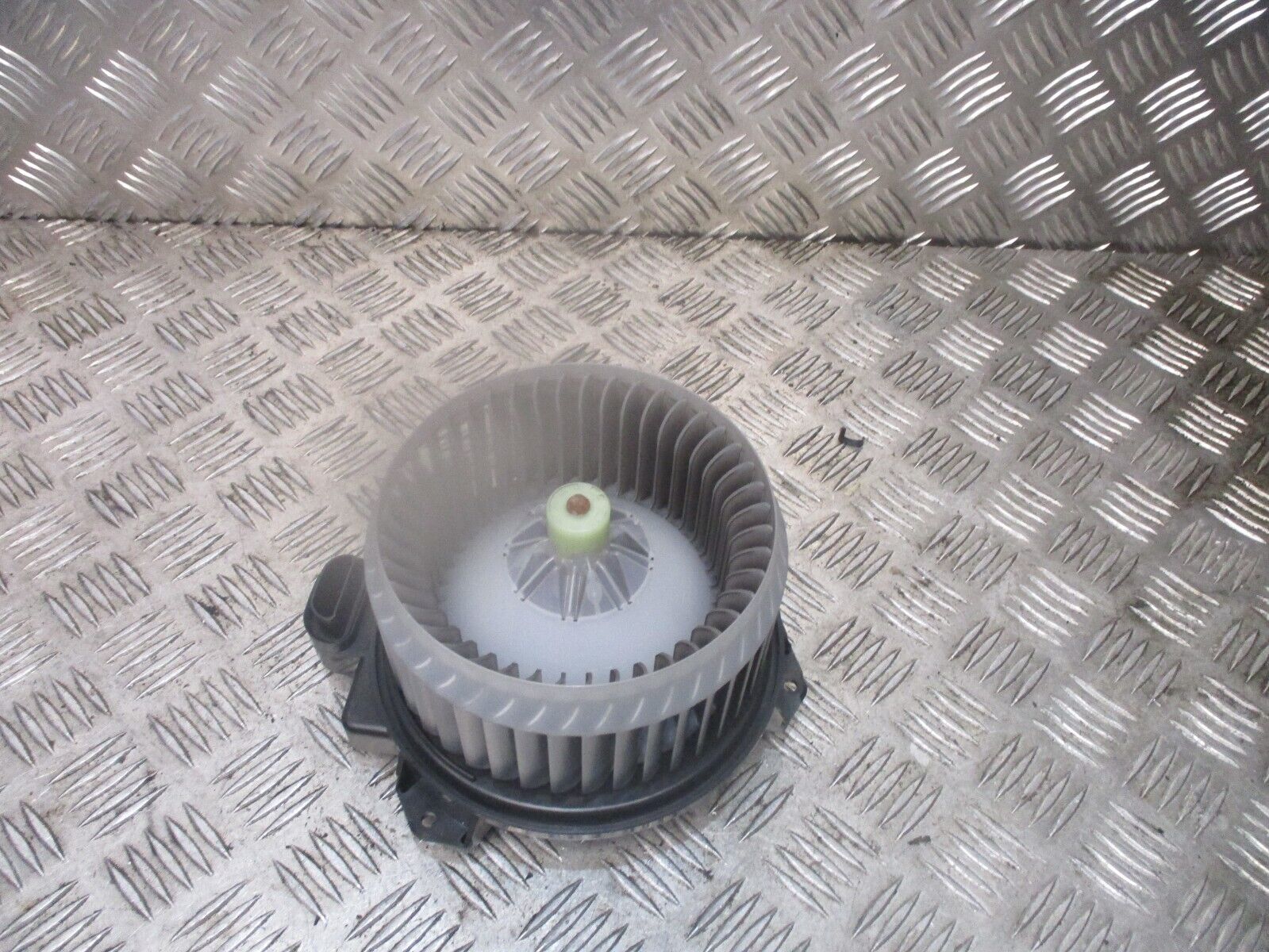 2015 GENUINE TOYOT YARIS HEATER BLOWER MOTOR FAN - Image 2