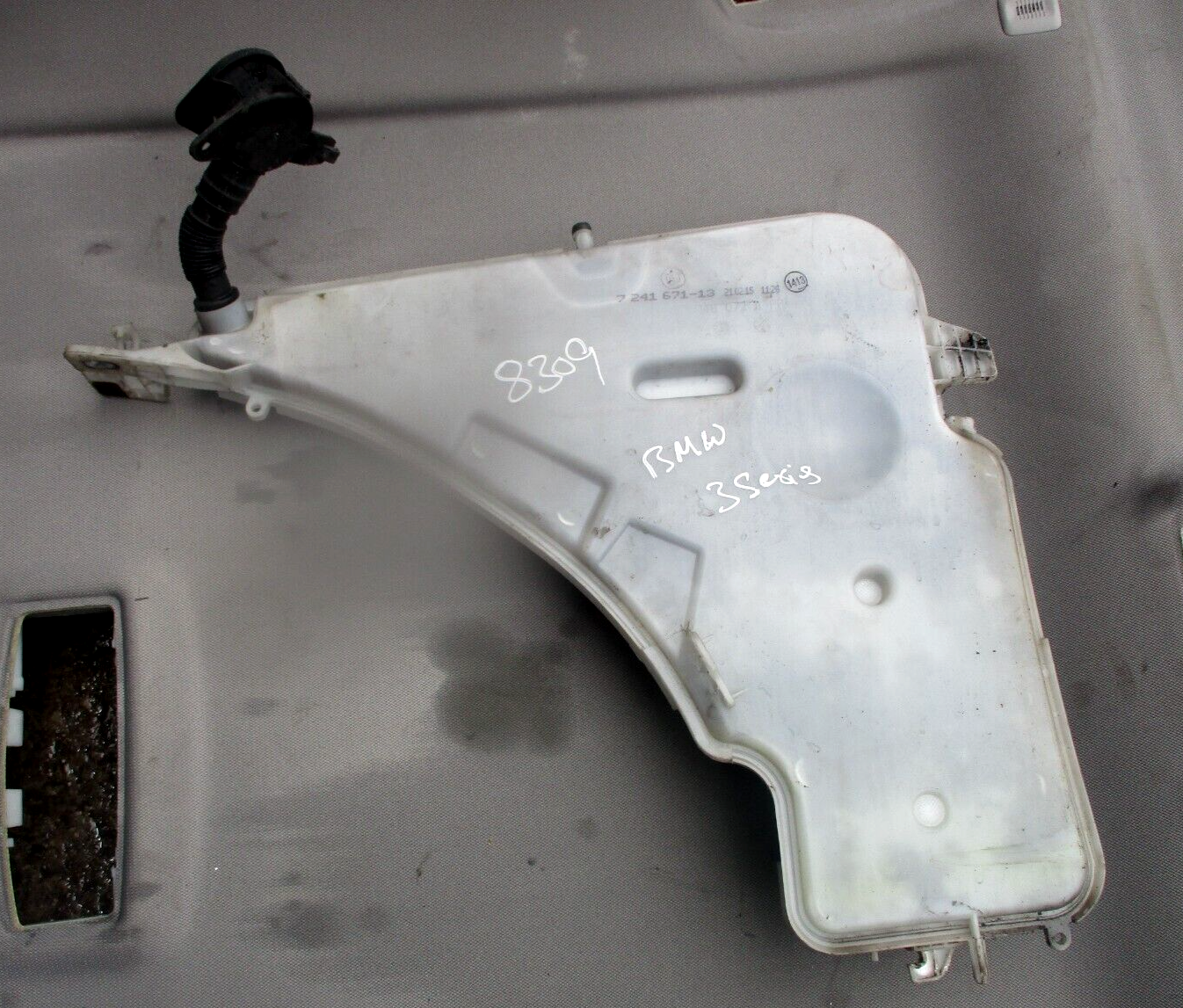 2015 GENUINE BMW 3 320D FRONT WINDSCREN WASHER BOTTLE