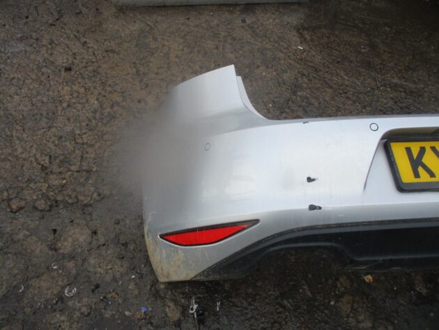 2016 GENUINE VW GOLF MK7 REAR COMPLETE BUMPER WITH SENSOR - Image 3