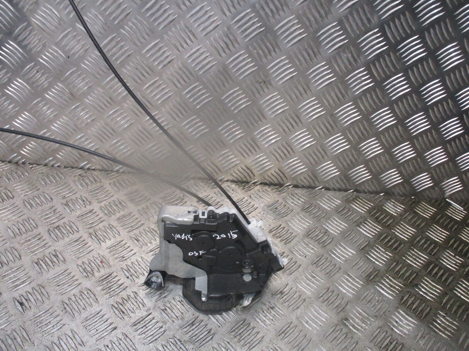 2015 GENUINE TOYOTA YARIS FRONT RIGHT DRIVER SIDE DOOR LOCK MACHANISM