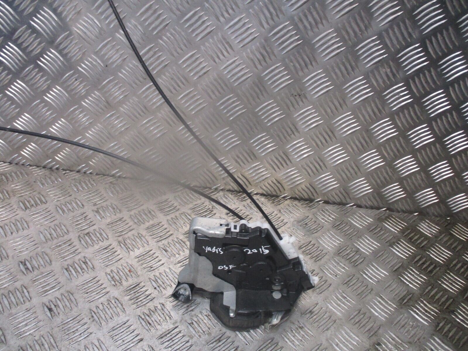 2015 GENUINE TOYOTA YARIS FRONT RIGHT DRIVER SIDE DOOR LOCK MACHANISM - Image 2