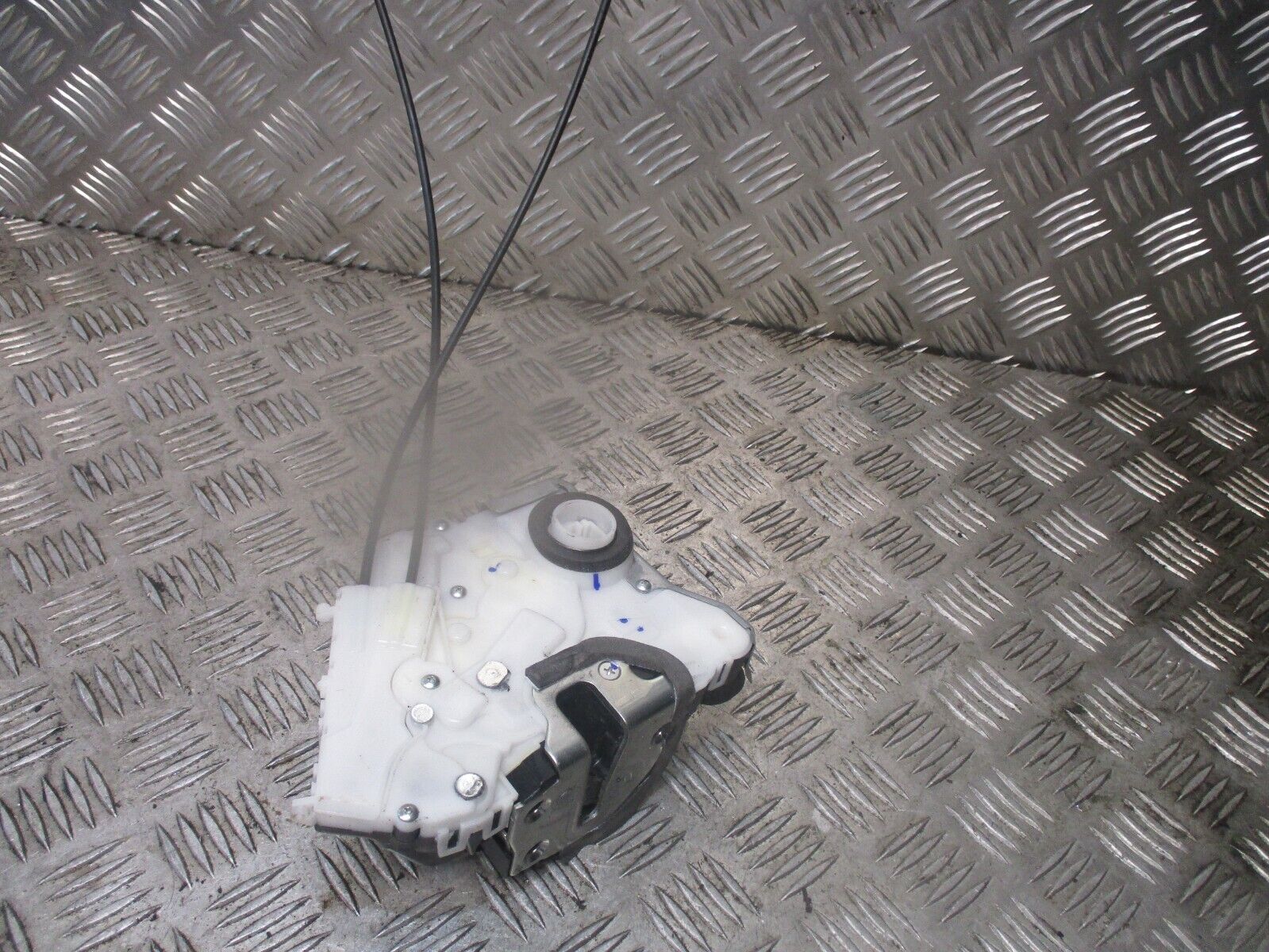 2015 GENUINE TOYOTA YARIS FRONT RIGHT DRIVER SIDE DOOR LOCK MACHANISM - Image 3