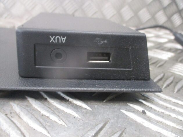 2014 GENUINE SEAT TOLEDO USB AUX CONNECTION PORT 5JC857367A - Image 2