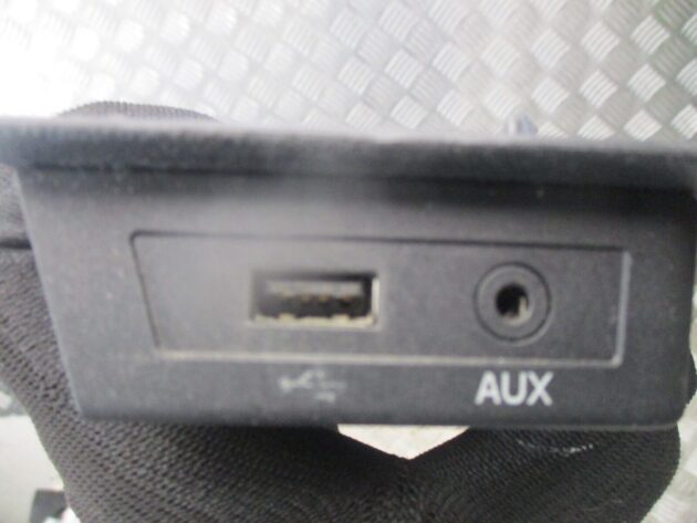 2014 GENUINE SEAT TOLEDO USB AUX CONNECTION PORT 5JC857367A - Image 3