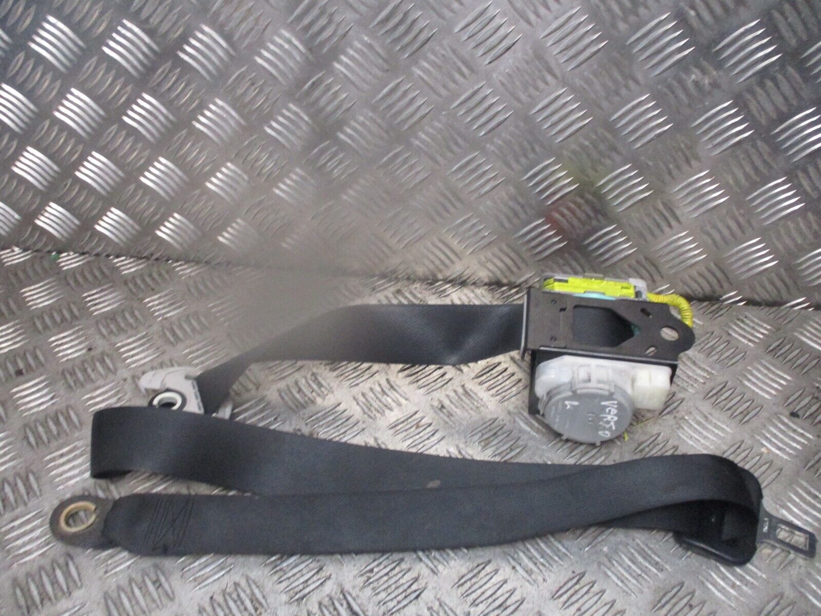 2015 GENUINE TOYOTA VERSO FRONT LEFT PASSENGER SIDE SEAT BELT 732200F053 - Image 3