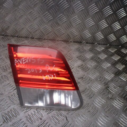 2013 GENUINE TOYOTA AVENSIS FRONT RIGHT DRIVER SIDE TAILLIGHT LAMP OSR