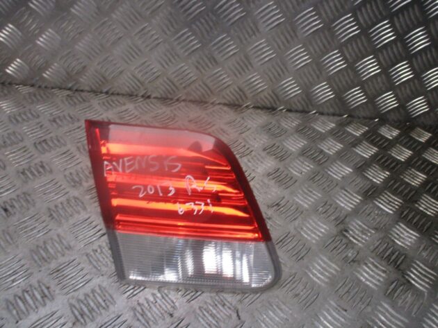 2013 GENUINE TOYOTA AVENSIS FRONT RIGHT DRIVER SIDE TAILLIGHT LAMP OSR - Image 2
