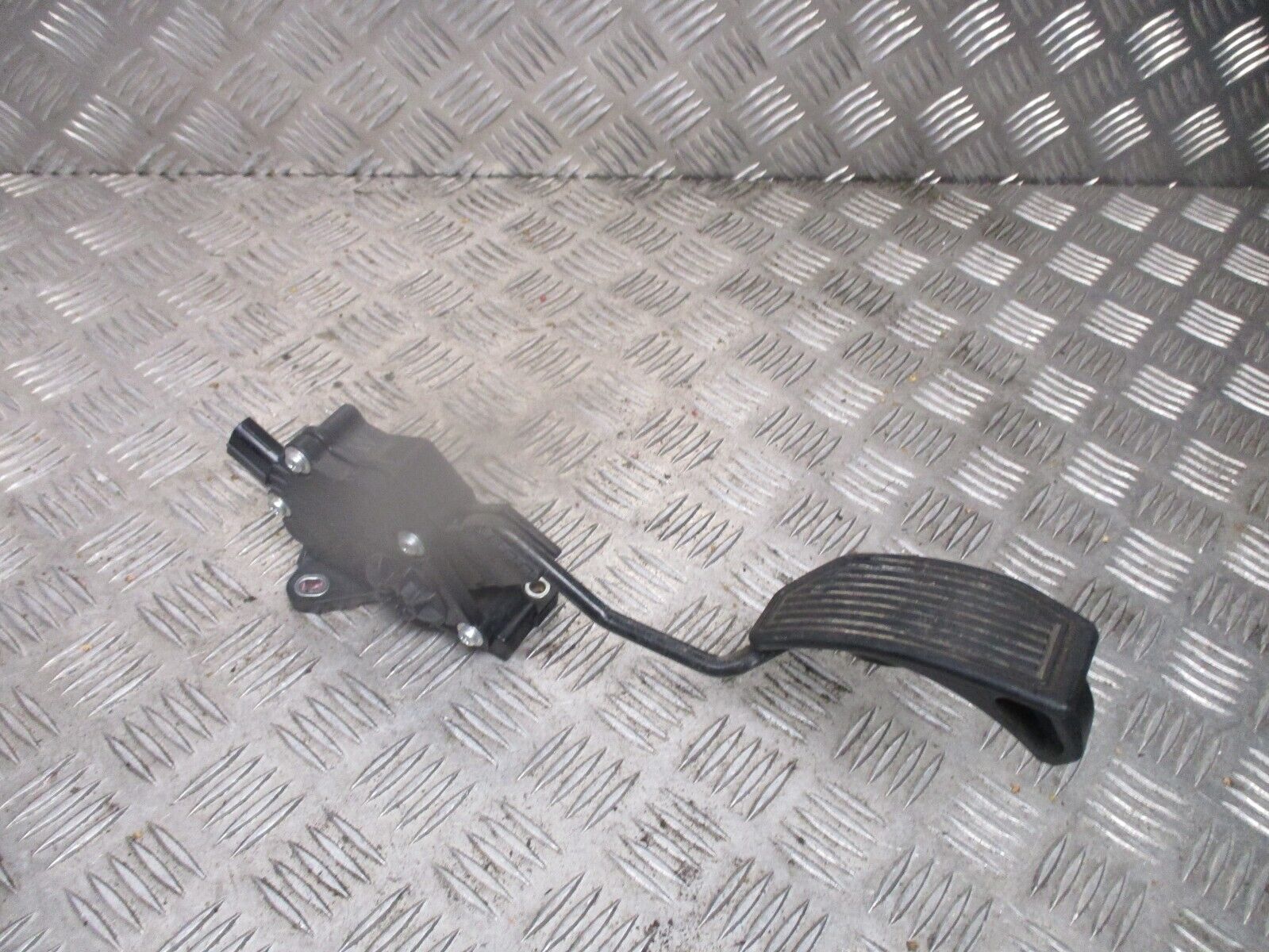 2014 GENUINE TOYOTA PRIUS THROTTLE ACCELERATOR PEDAL 78110-12040