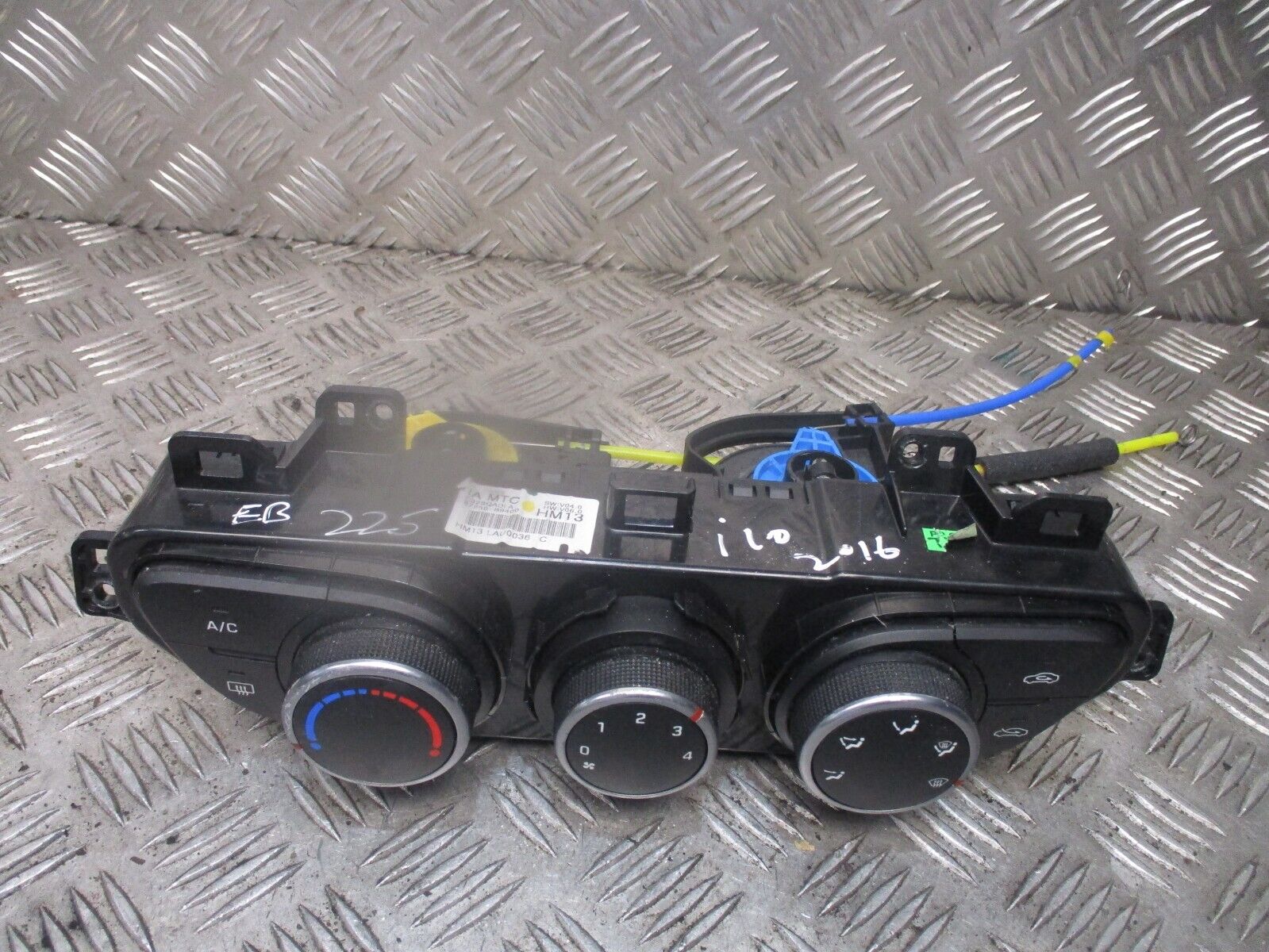 2016 GENUINE HYUNDAI I10 AC HEATER CLIMATE CONTROL SWITCH PANEL 97250B9400 - Image 2