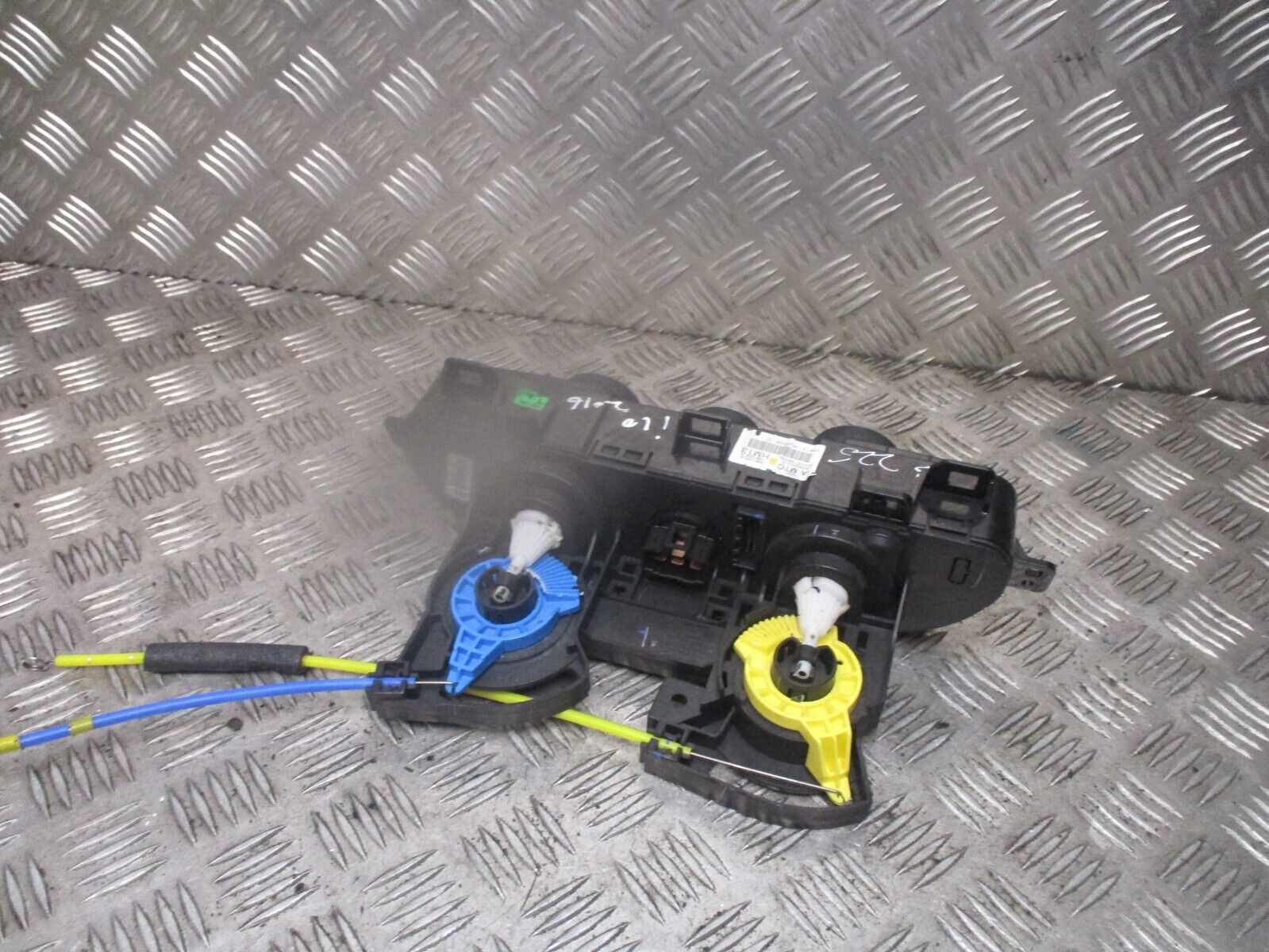 2016 GENUINE HYUNDAI I10 AC HEATER CLIMATE CONTROL SWITCH PANEL 97250B9400 - Image 4