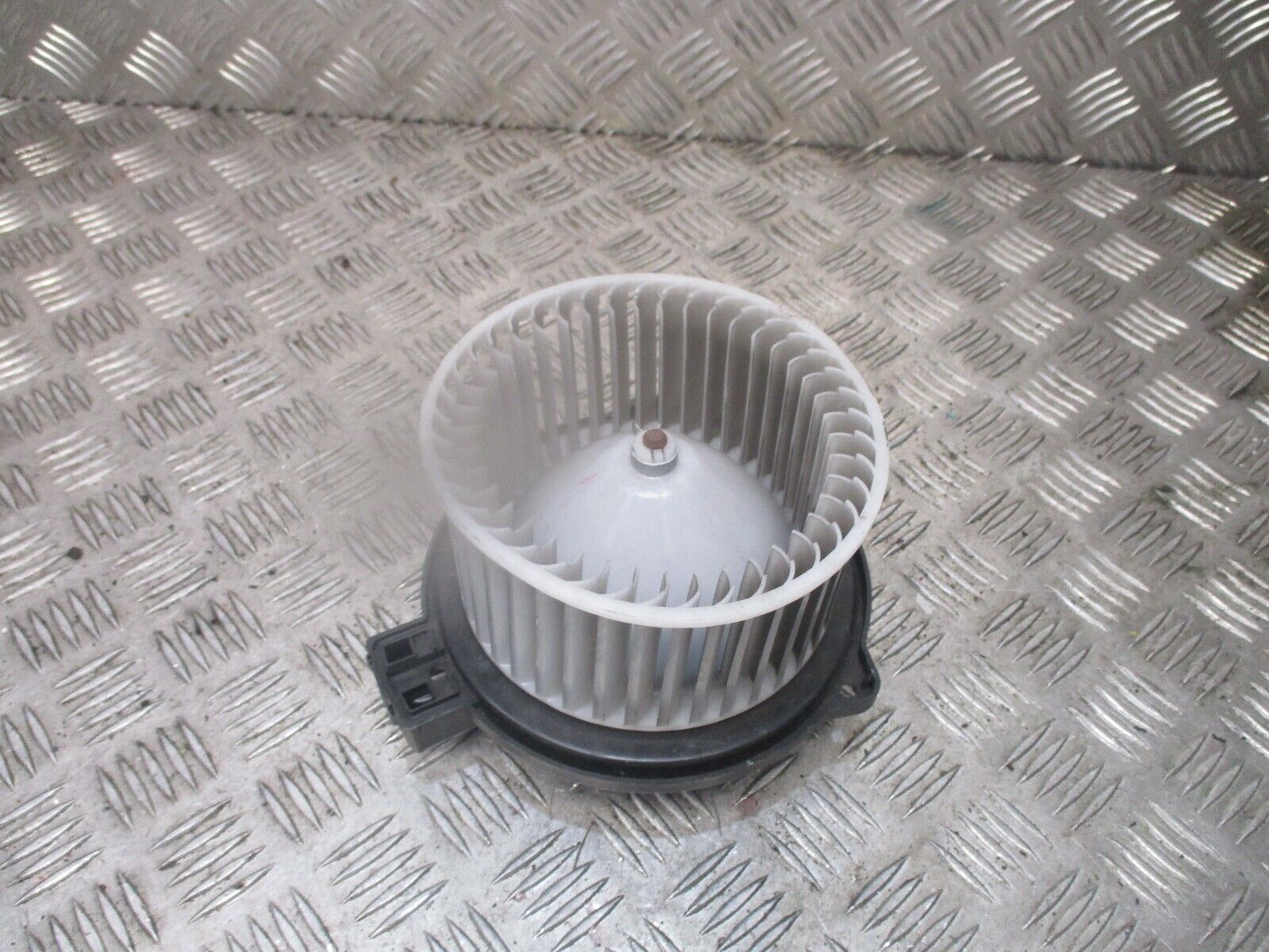 2015 GENUINE MUZDA 2 HEATER BLOWER MOTOR FAN 8727001630 - Image 2