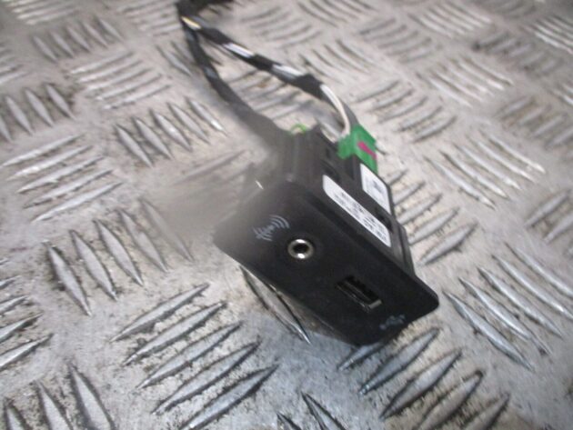 2016 GENUINE VW PASSAT B8 AUX IN USB PORT SOCKET CONNECTION 5G0035222E - Image 2