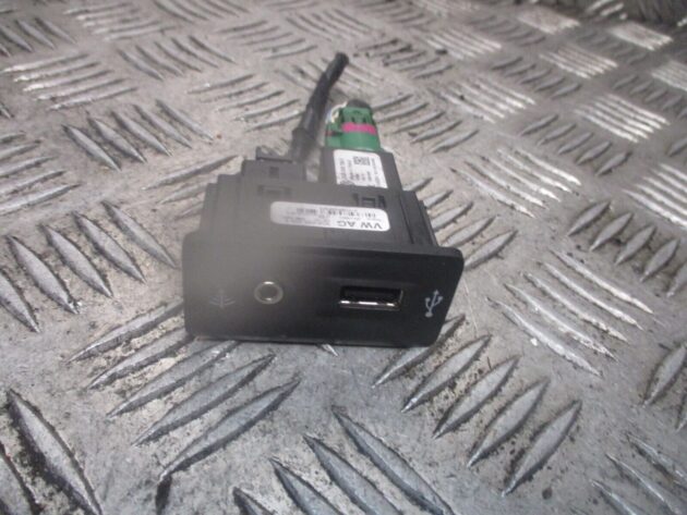 2015 GENUINE VW GOLF MK7 AUX IN USB PORT SOCKET CONNECTION 5G0035222E - Image 2