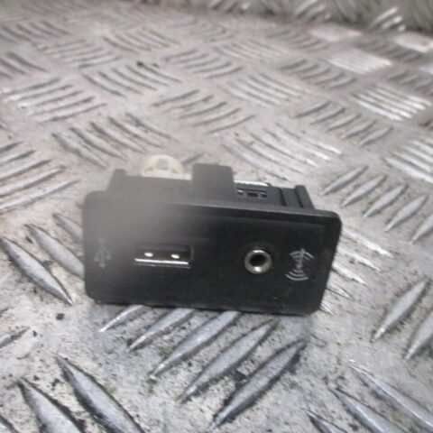 2015 GENUINE SEAT LEON USB AUX CONNECTOR PORT INSERT 5G0035222C
