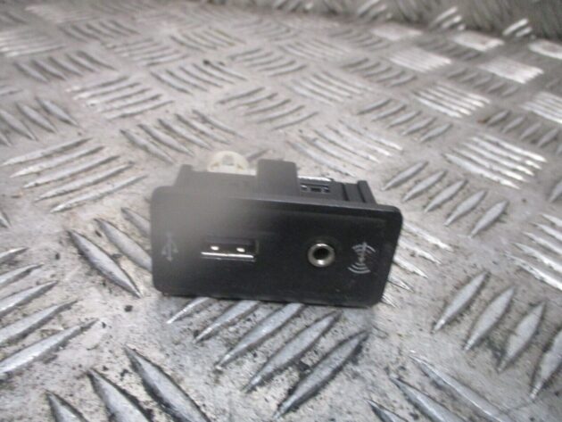 2015 GENUINE SEAT LEON USB AUX CONNECTOR PORT INSERT 5G0035222C