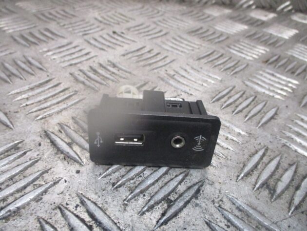 2015 GENUINE SEAT LEON USB AUX CONNECTOR PORT INSERT 5G0035222C - Image 2
