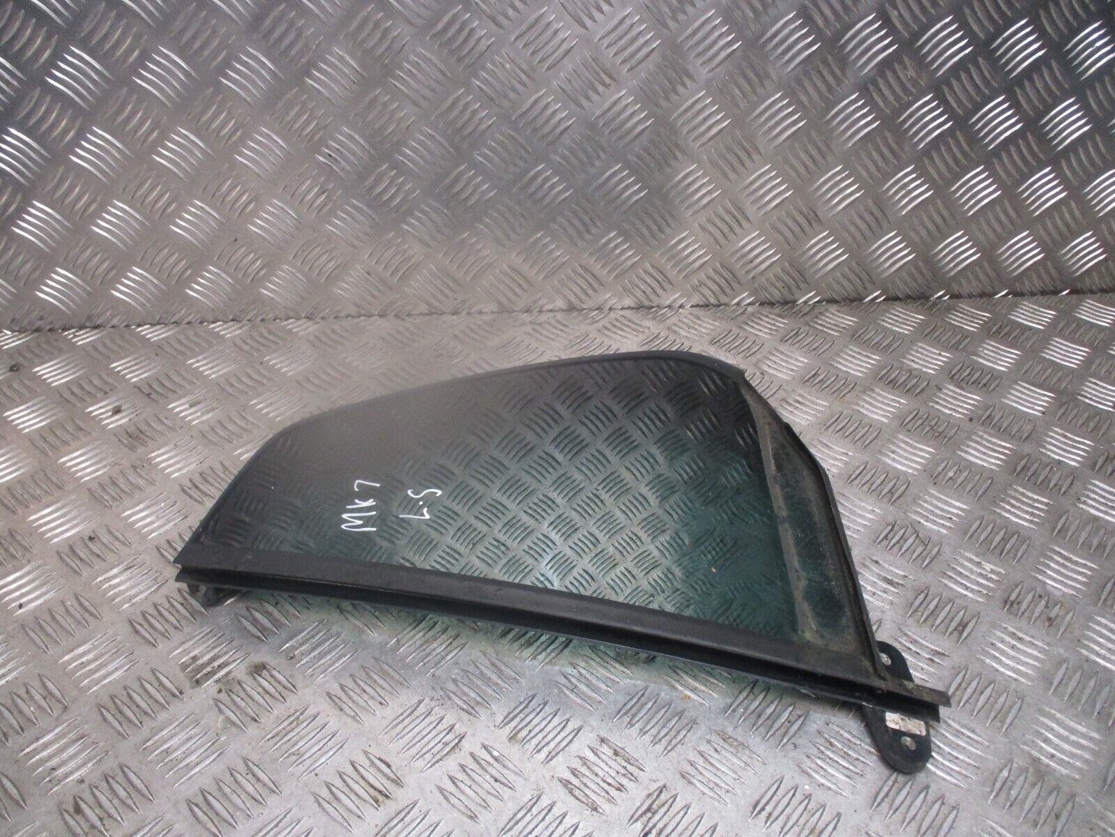 2015 GENUINE VW GOLF MK7 REAR RIGHT DRIVER SIDE QUARTER GLASS 5G6845213