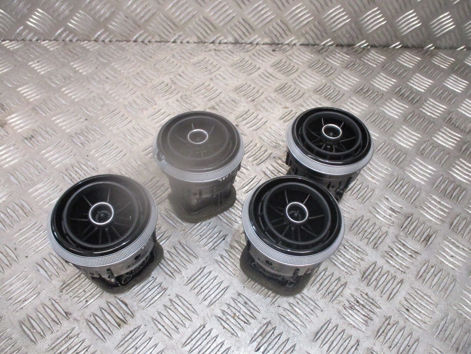 2016 GENUINE AUDI A3 8V FRONT DASHBOARD 4 X AIRVENTS 8V0820901A - Image 2