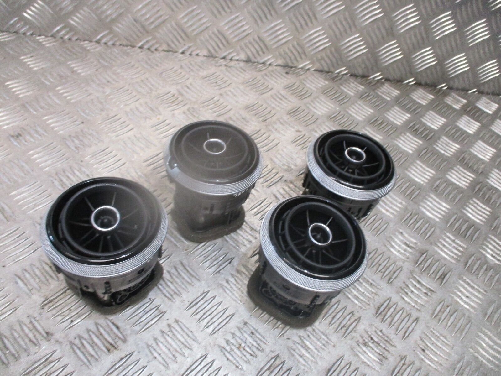 2016 GENUINE AUDI A3 8V FRONT DASHBOARD 4 X AIRVENTS 8V0820901A - Image 3