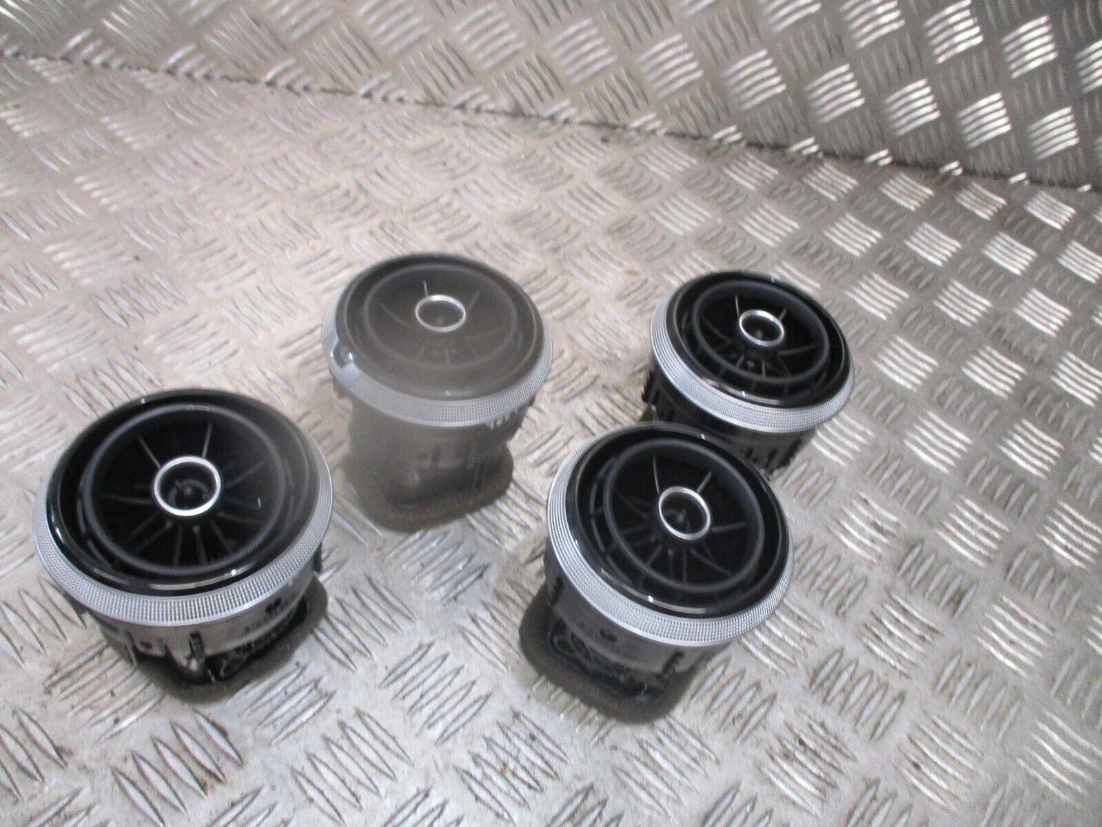 2016 GENUINE AUDI A3 8V FRONT DASHBOARD 4 X AIRVENTS 8V0820901A - Image 4