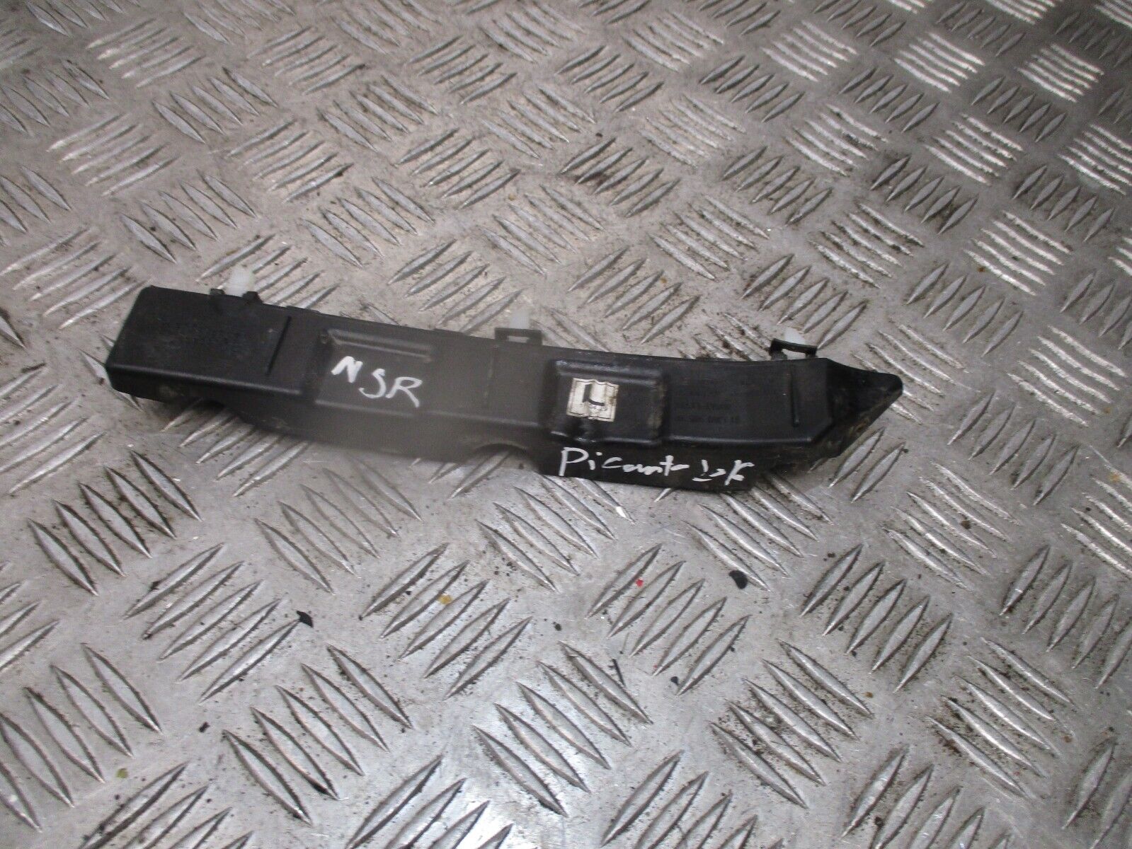 2015 GENUINE KIA PICANTO REAR LEFT PASSENGER SIDE BUMPER BRACKET 86613-1Y000