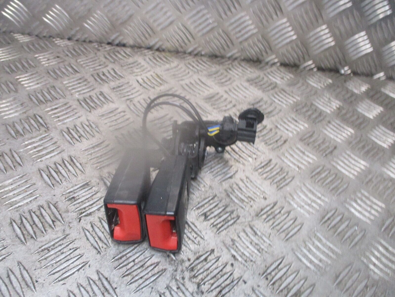 2015 GENUINE AUDI A3 REAR TWIN SEAT BELT BUCKLE STALK 8V0857739