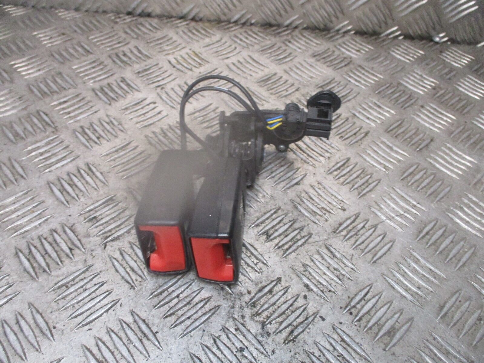 2015 GENUINE AUDI A3 REAR TWIN SEAT BELT BUCKLE STALK 8V0857739 - Image 2