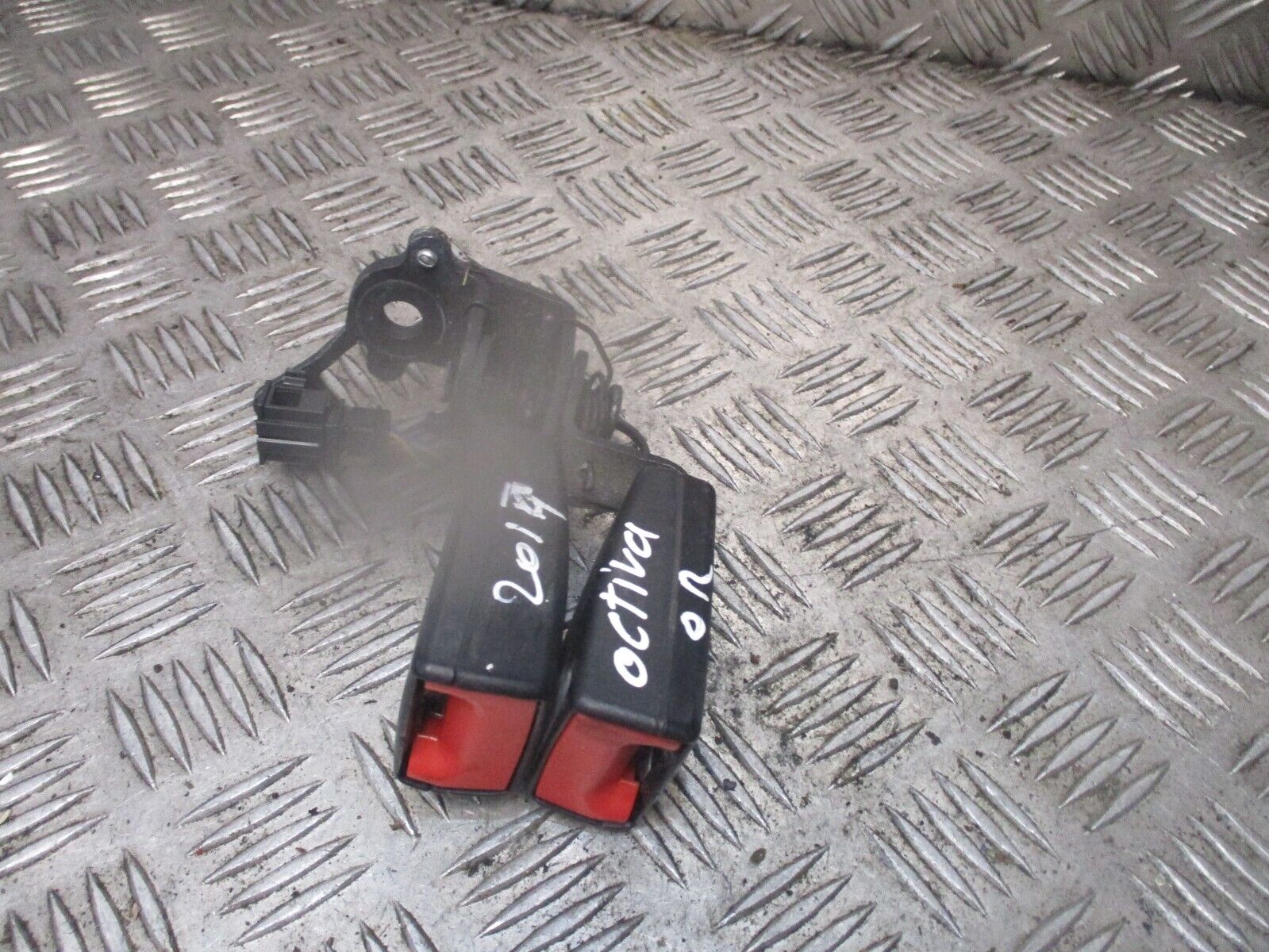 2015 GENUINE AUDI A3 REAR TWIN SEAT BELT BUCKLE STALK 8V0857739 - Image 3