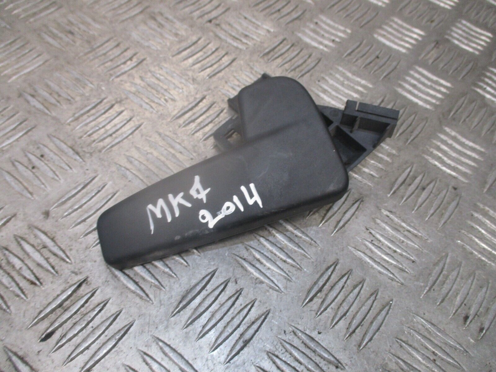 2014 VW PASSAT B7 FRONT BONNET LOCK CATCH RELEASE HANDLE BRACKET 3C2823533