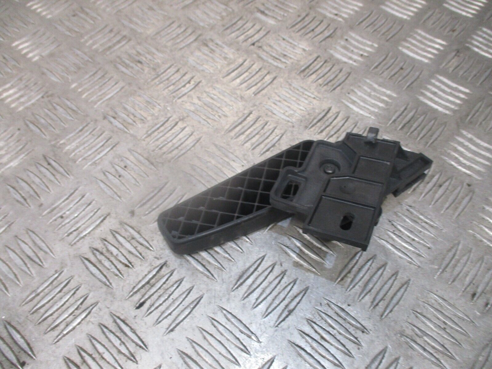 2014 VW PASSAT B7 FRONT BONNET LOCK CATCH RELEASE HANDLE BRACKET 3C2823533 - Image 3